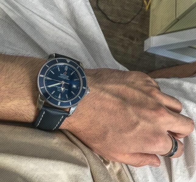 Top reproduction watches are smooth with leather straps.